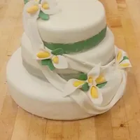 yellow cake with buttercream wedding cake|Niah Clarkさん