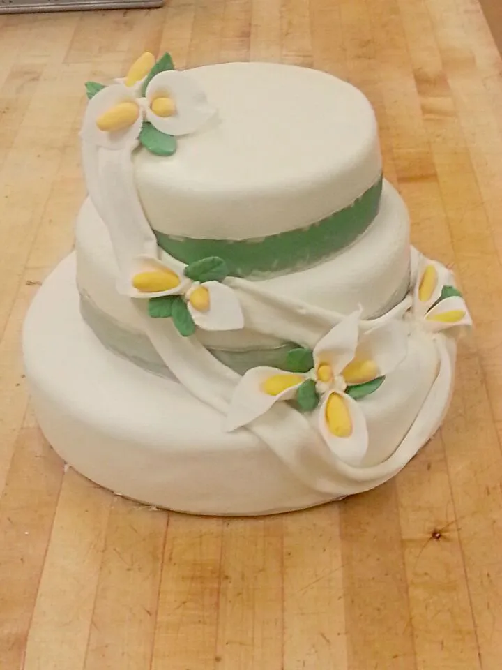 yellow cake with buttercream wedding cake|Niah Clarkさん