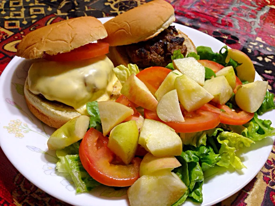 Homemade beef burgers with apple and romaine lettuce salad|Mummy Masayuさん