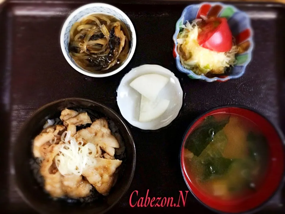 Snapdishの料理写真:今日の賄い  試作品の女性向けどんぶりランチ  本日は和風生姜焼き丼|Cabezon.Nakamuraさん