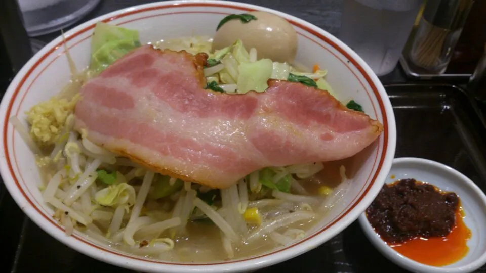 八重地下のラーメンストリートにできたトナリのトクタン。厚切りベーコンと味たまトッピング！途中でいれるラー油とコチュジャンがアクセントになり飽きずに食べれた！|SATOSHI OOCHIさん