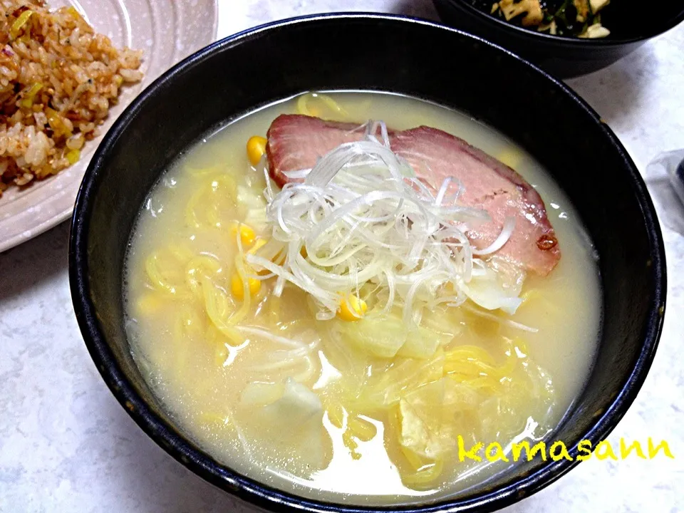 キャベツとコーンの白湯ラーメン🍜|かまさん