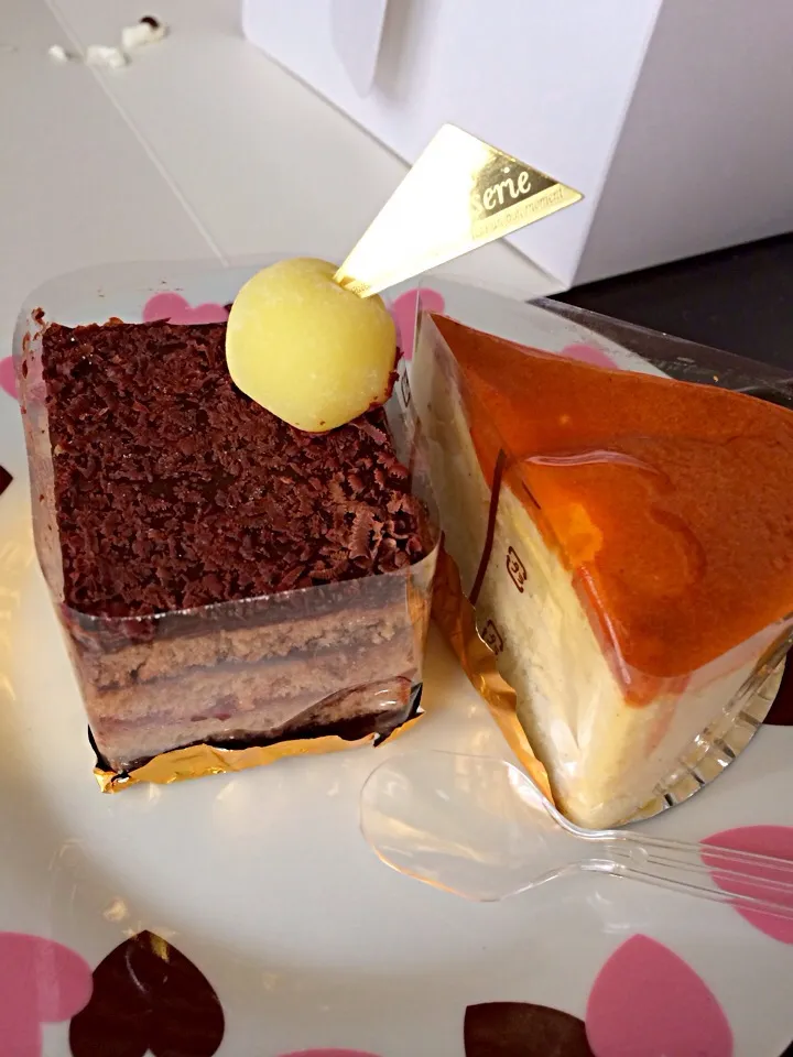 #おやつ  チーズケーキとチョコケーキいただきますよぉ|ms903さん