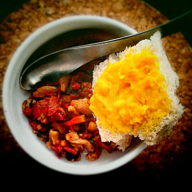 Baby food: Sauteed chicken in tomatoes & oregano. Together with wholemeal bread with pumpkin spread.|1derfulさん