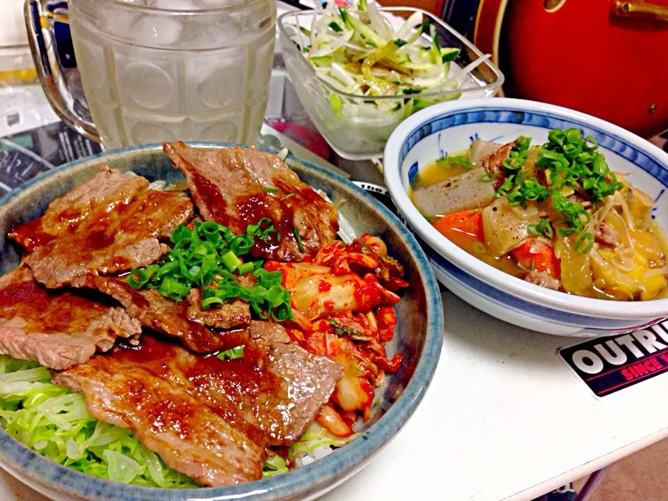 ステーキキムチ丼、豚汁、やっつけサラダ|虎キチ6さん