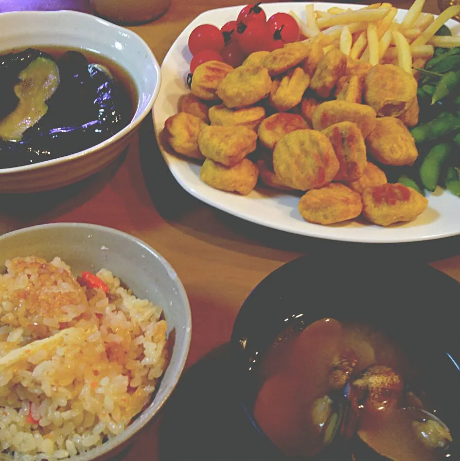 今日の夕飯だよ～炊き込みご飯、あさりのお味噌汁、秋なすの揚げ浸し、チキンナゲットなど|なおみさん