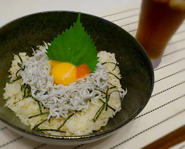 釜あげしらす丼♪

乗せるだけの手抜き料理(笑)(￣▽￣;)
瀬戸内のしらすは美味しいですよ～＼(^o^)／♪|tommy☆☆さん