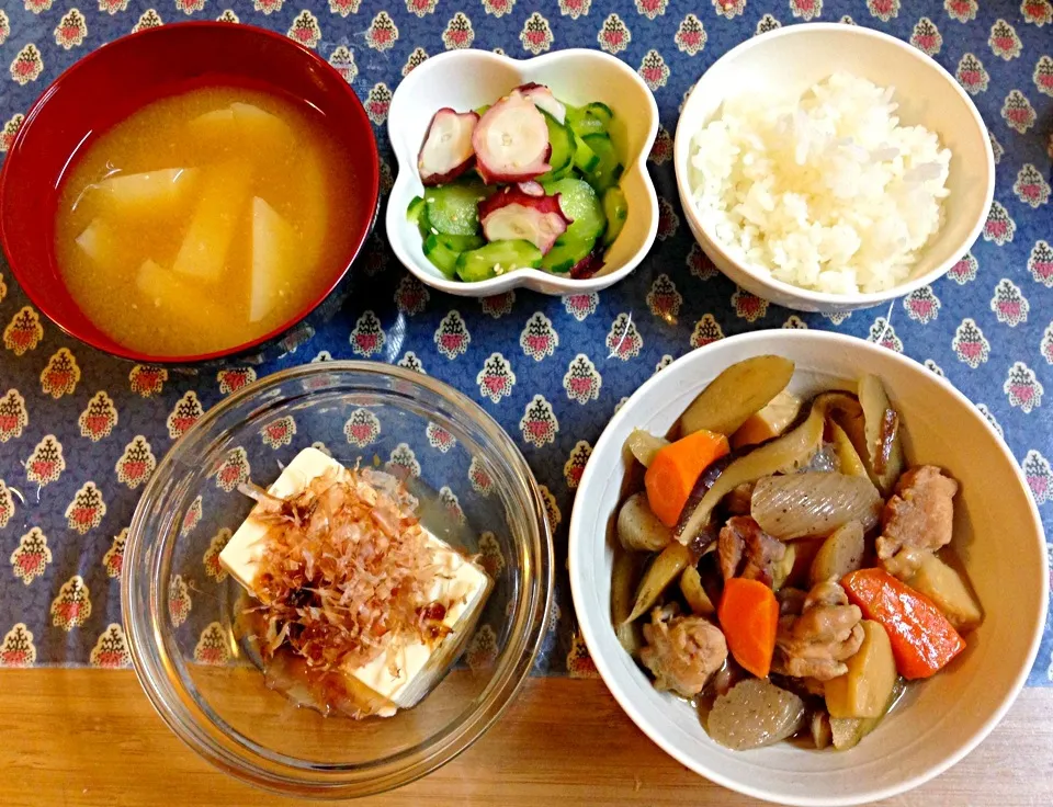 筑前煮、冷奴、きゅうりとタコの酢の物、じゃがいもの味噌汁|yukoさん