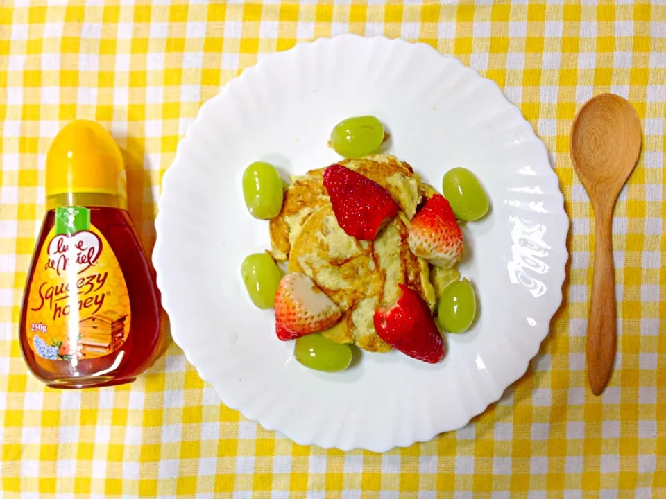 Banana pancake with strawberry and grape on top of honey|PhUnGさん