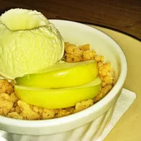 apple crumble with vanilla and cinnamon flavoured ice cream|Muhammad Ichsan Nurdiansyahさん