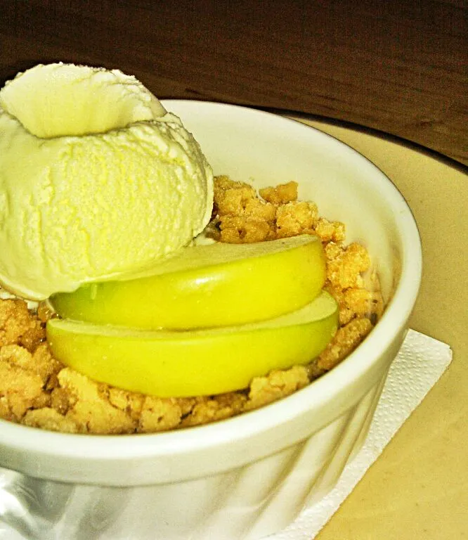 apple crumble with vanilla and cinnamon flavoured ice cream|Muhammad Ichsan Nurdiansyahさん