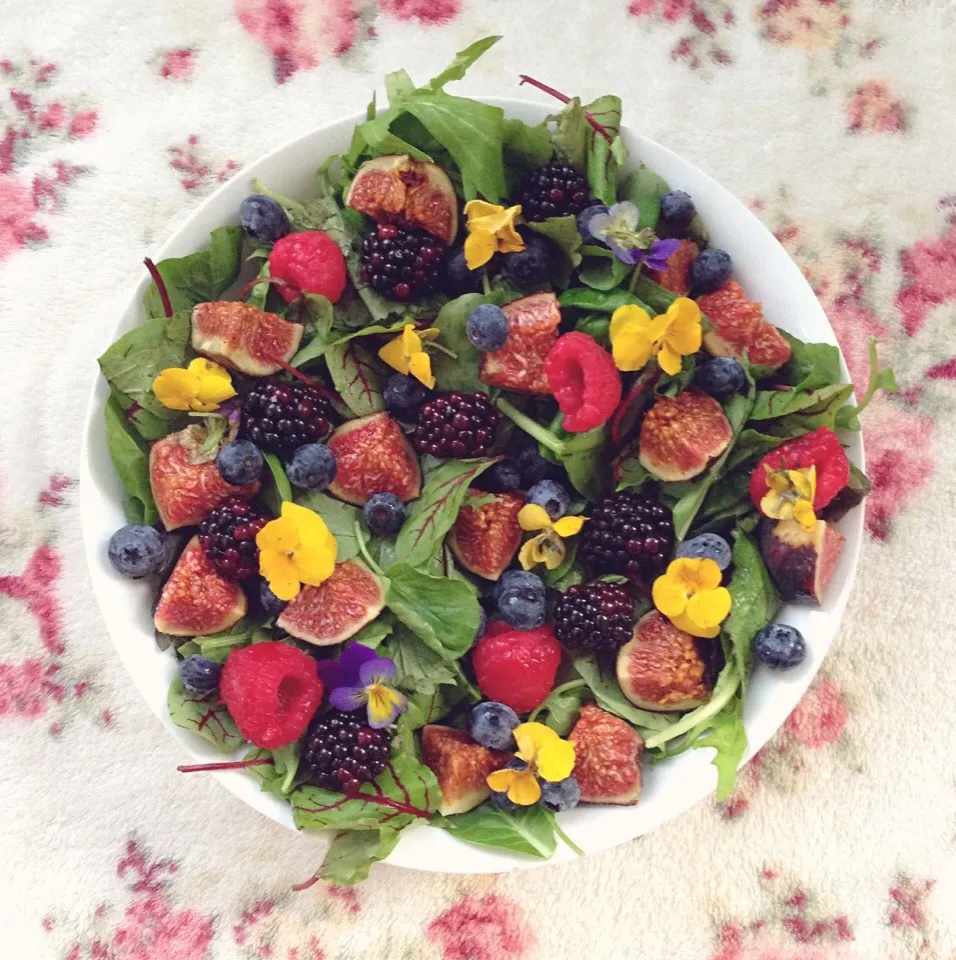 Fairy salad: greens, fresh figs, berries & edible flowers, orange juice squeezed on top|Rianneさん