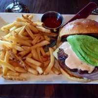 Catalina Bison Burger: bison/ avocado/ bacon/ homemade bacon infused jalapeño jam/ smoked mozzarella|Ryan Kimさん