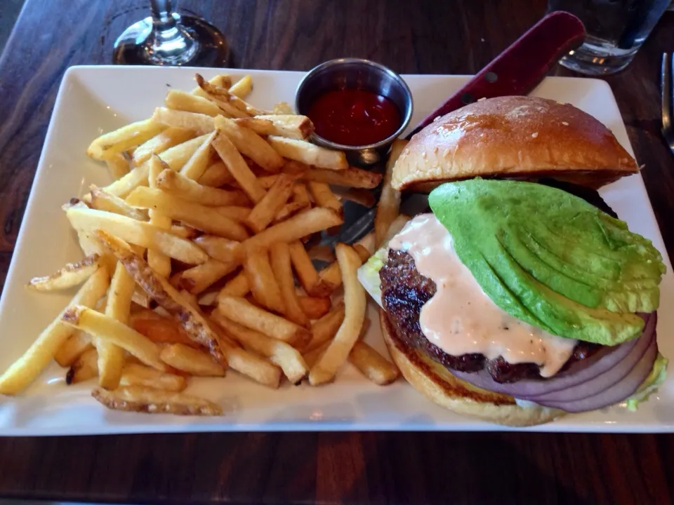 Catalina Bison Burger: bison/ avocado/ bacon/ homemade bacon infused jalapeño jam/ smoked mozzarella|Ryan Kimさん