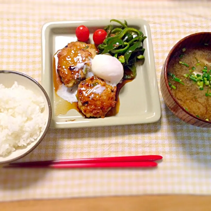 にんにくの芽入り温玉つくね、ピーマンのポン酢ごま油和え、プチトマト、きのこの味噌汁。|あすみさん