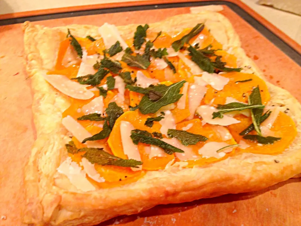 Snapdishの料理写真:squash, chilli pepper & fried sage tart|Matthew Cashenさん