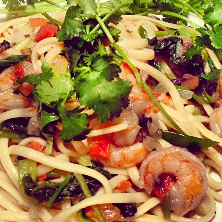 Shrimp, spinach, tomato and mushroom pasta with butter garlic wine sauce|Miranda ♪(´ε｀ )さん