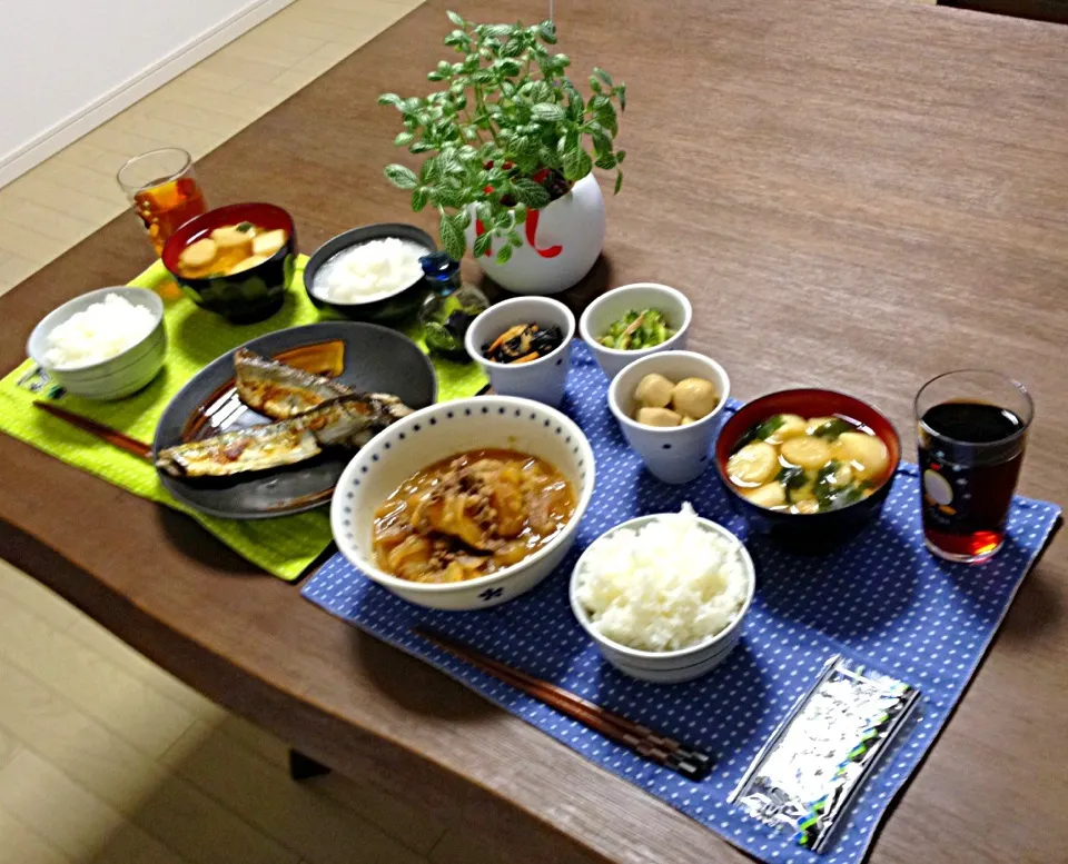 肉じゃが、秋刀魚の塩酒焼＆大根おろし、ひじき煮、ゴーヤとツナの酢の物、里芋煮、ふのお味噌汁、ご飯 (新米)|pentarouさん