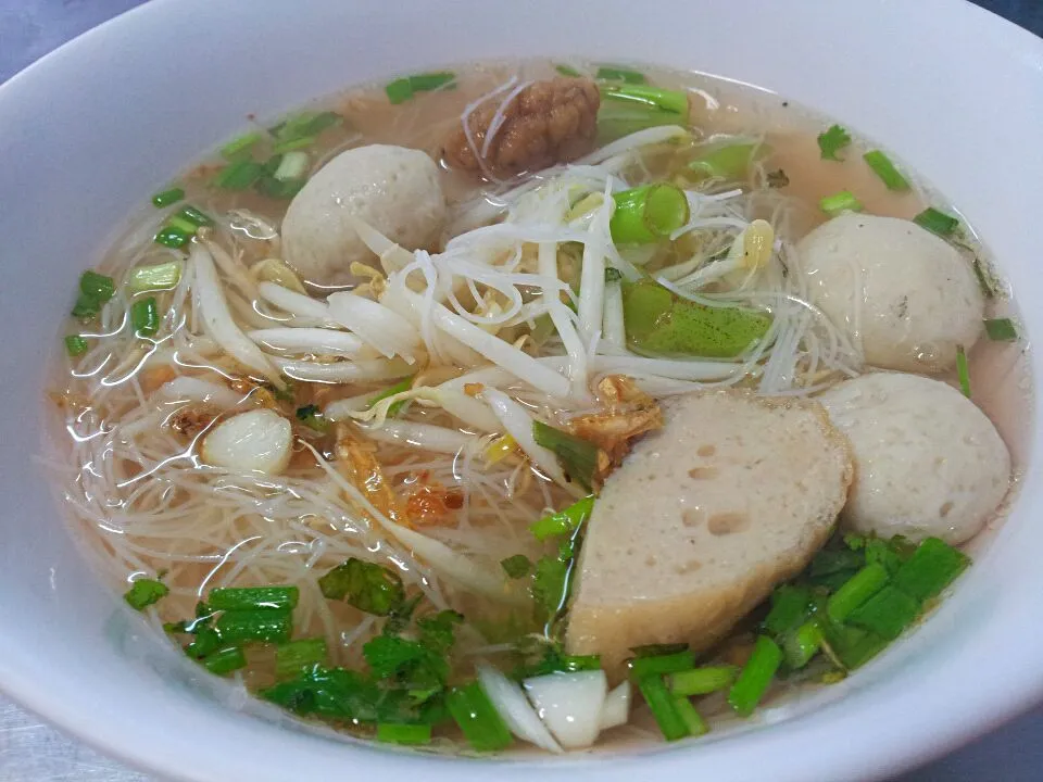 บะหมี่น้ำลูกชิ้นปลา soup noodles with fishball (ba-mee-look-chin-pla)|ChomChuanChim (ชมชวนชิม)さん