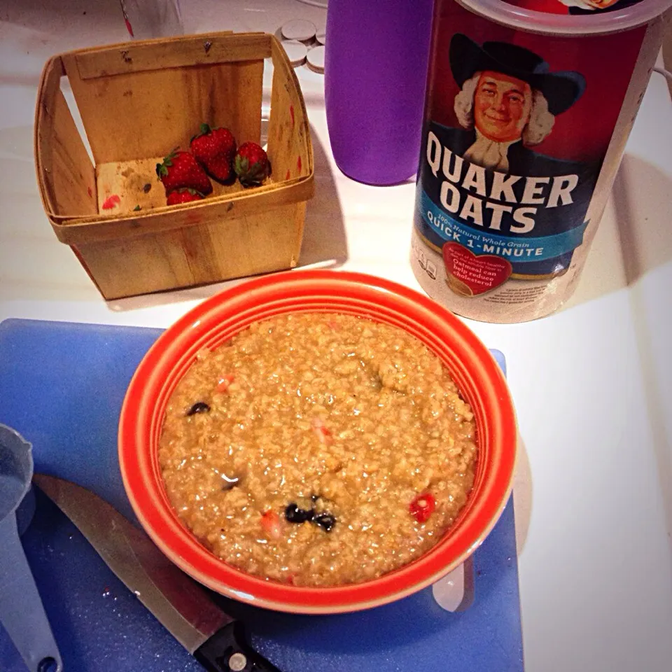 Oatmeal with organic strawberries and blueberries|Ursula Koppenhefferさん