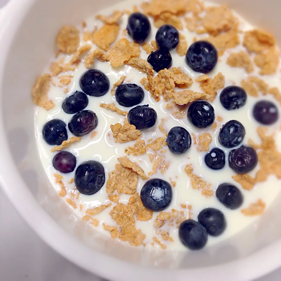 Cereal with blueberries|Genie Cullenさん