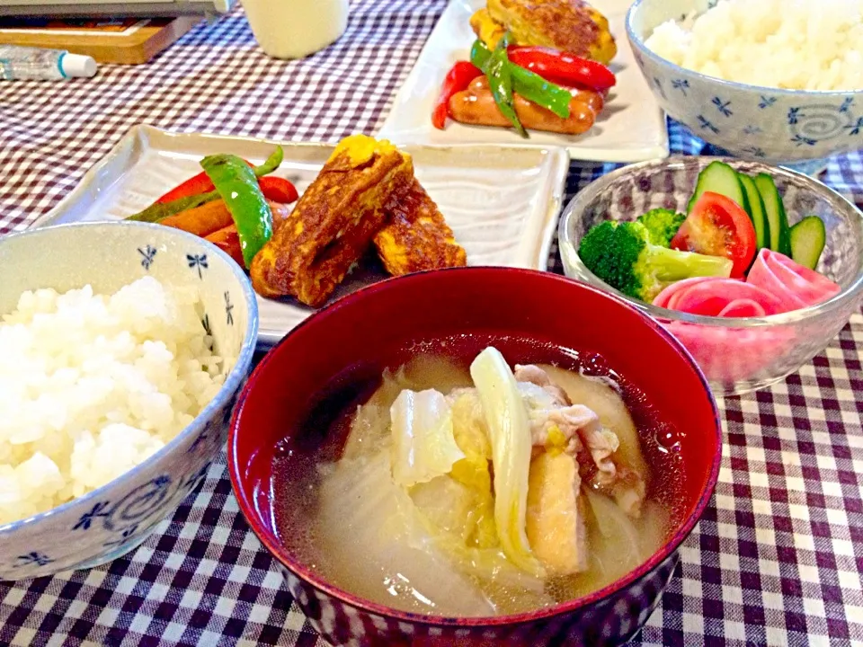 玉子焼き・ウインナー・パプリカ・ミニサラダ・白菜と豚肉と椎茸と油揚げのすまし汁|ひかるんさん