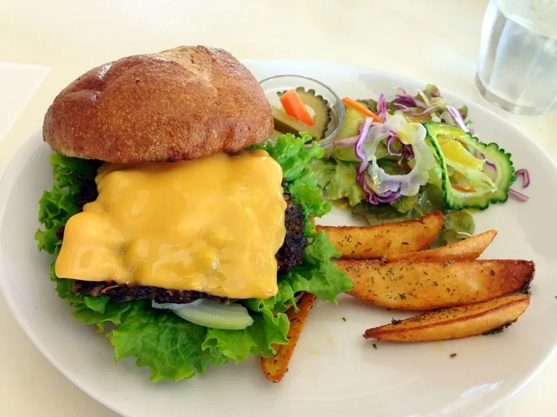 Uli uli hamburger (Avocado and cheese)|chan mitsuさん