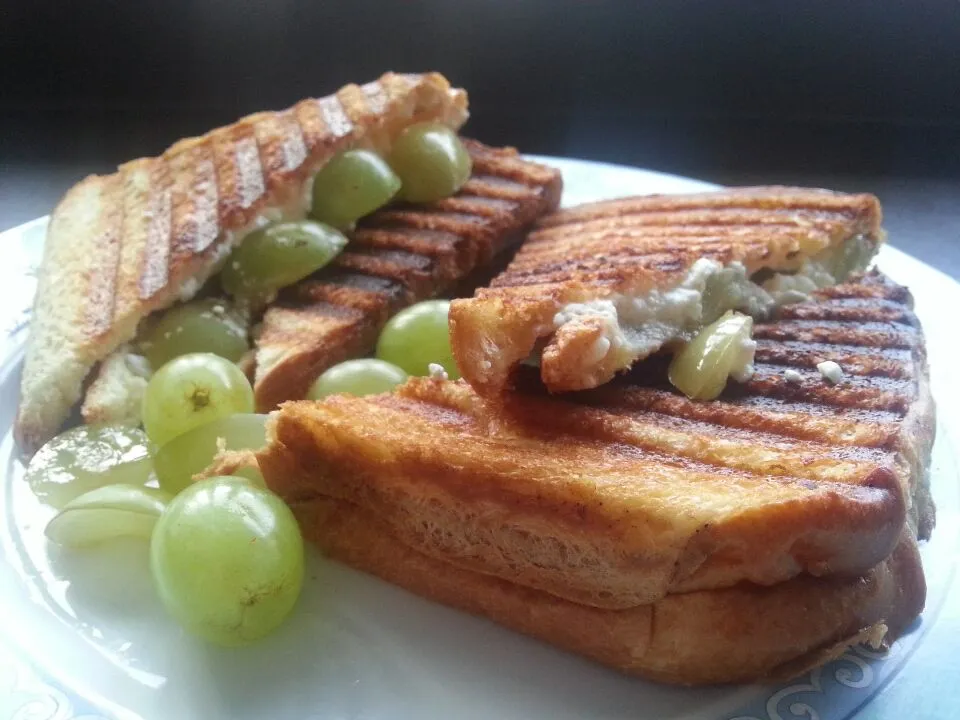 Breakfast: Grilled brioche with hüttekäse, grapes and honey|Frank&Jolanda - Eteninbeeldさん