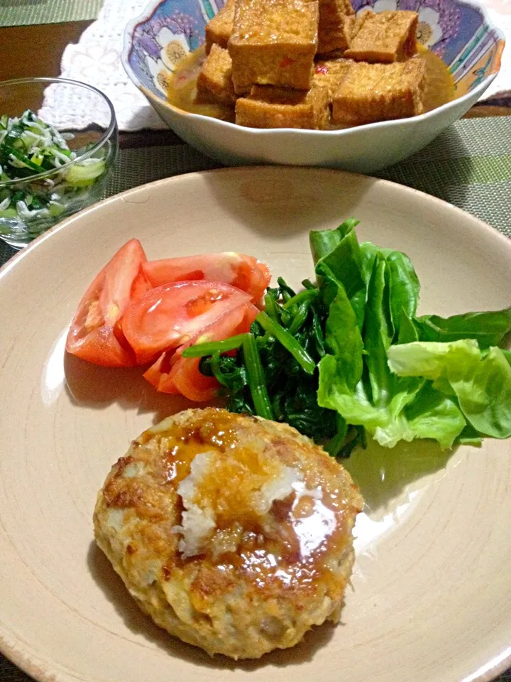 Snapdishの料理写真:鷄挽肉バーグ-蓮根、エリンギ、油揚げ、大豆の粗みじん切りがドッサリ、ほかに厚揚げピリ辛煮と酢の物|ユムユムさん