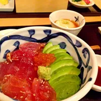 漬けマグロとアボカドの丼|うららさん