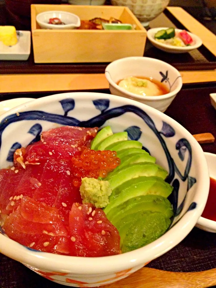 漬けマグロとアボカドの丼|うららさん