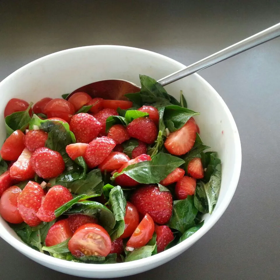 Tomato, Strawberry, Basil and Garlic salad|Frank&Jolanda - Eteninbeeldさん