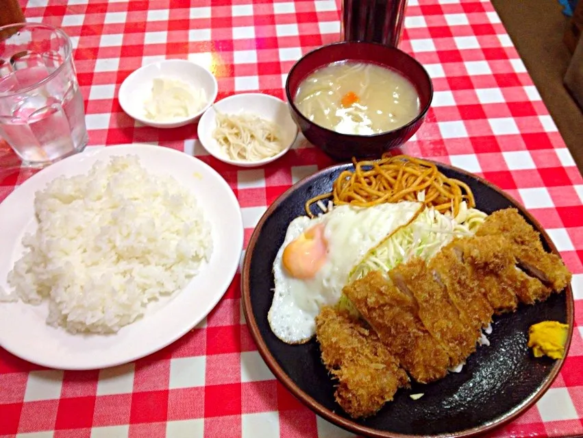 Snapdishの料理写真:日替わり定食(とんかつ目玉焼き)|minatosさん