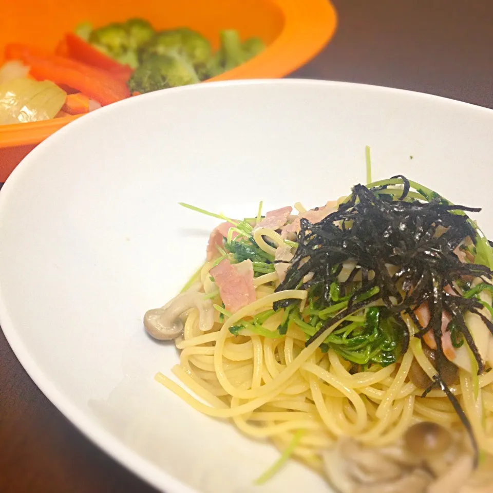 ベーコンと豆苗のパスタ、温野菜サラダ|chobicmさん