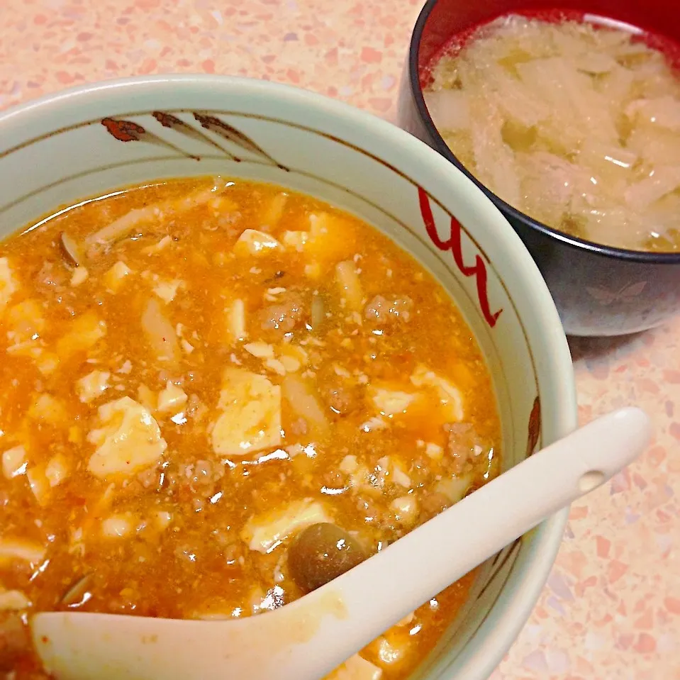 Snapdishの料理写真:手作り麻婆豆腐丼 豚肉と白菜の味覇スープ|はやしさん