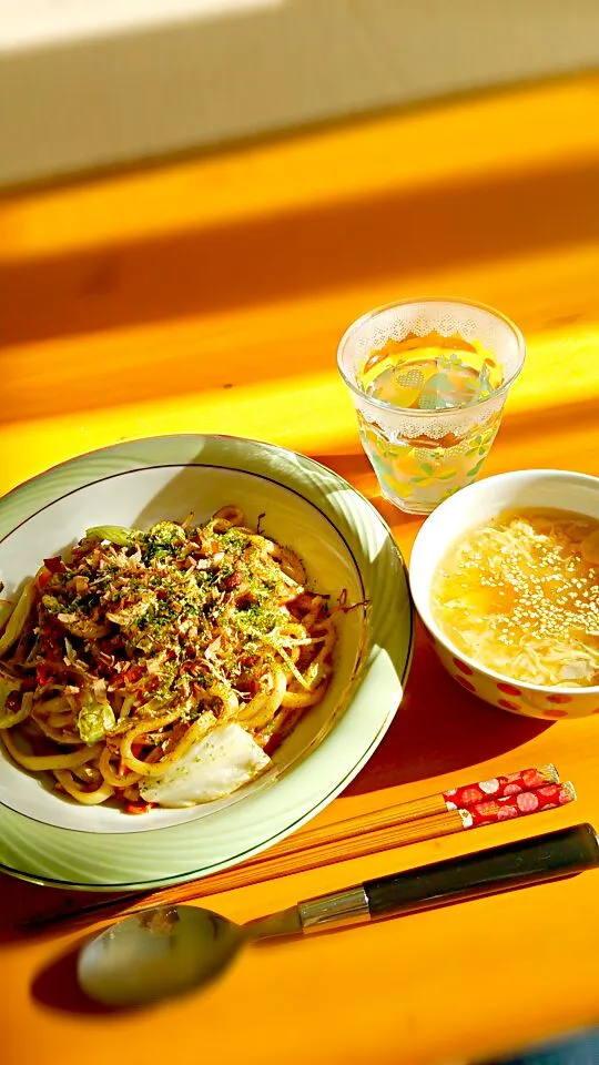 １人ランチ。焼きうどんとかき玉スープ✳|ちはるさん