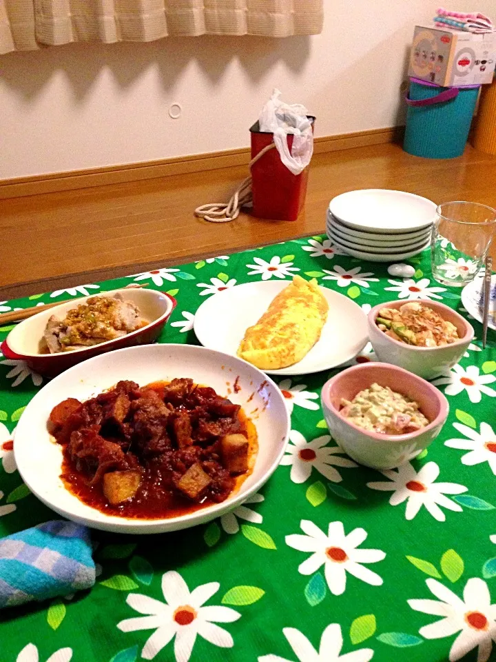 Snapdishの料理写真:牛肉の赤ワイン煮、チーズオムレツ、アボガドとトマトのマヨネーズ和え、冷奴、豚の塩麹|田中秀和さん