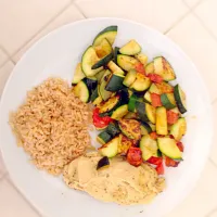 Mediterranean hummus baked chicken with Greek sautéed zucchini and brown rice|ashley raeさん