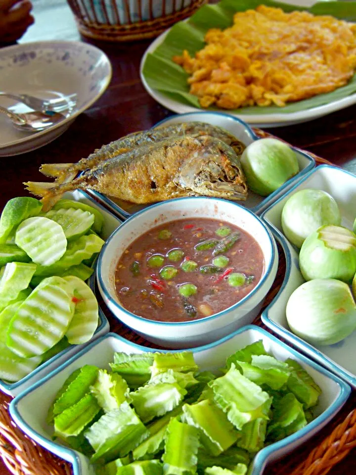 Chili shrimp paste + Fresh Veg.+ Thai omelette|ครัวอิอ้วน... Chubby Cookさん