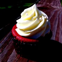 Snapdishの料理写真:Red velvet cupcake www.facebook.com/Millssweetshoppe|Tiffini Millsさん