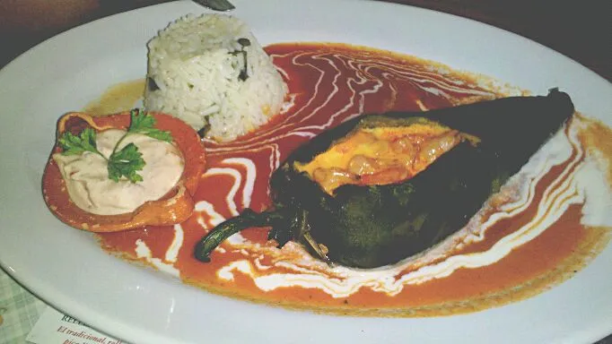 chile relleno de queso con camaron en una cama de salsa de frijol|Javier Rdz.さん