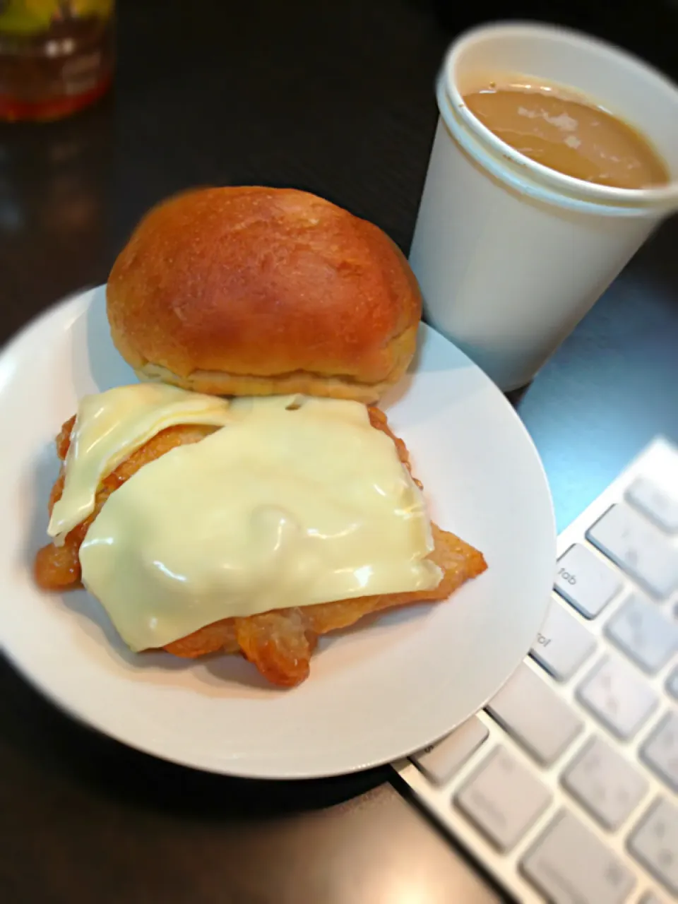 ローソンのグリルチキンとチーズに、ブランパン。|ハルさん