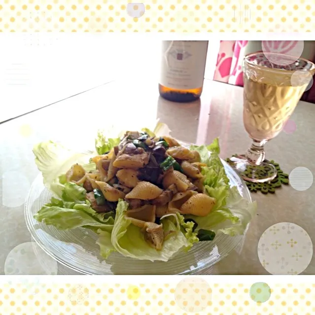 Snapdishの料理写真:野菜たっぷりアンチョビパスタと一升瓶ワイン🍷|みきぴょん♪さん