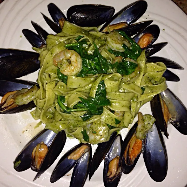 House made fettuccine with spinach, shrimp, mussels and pesto|Martha P.さん