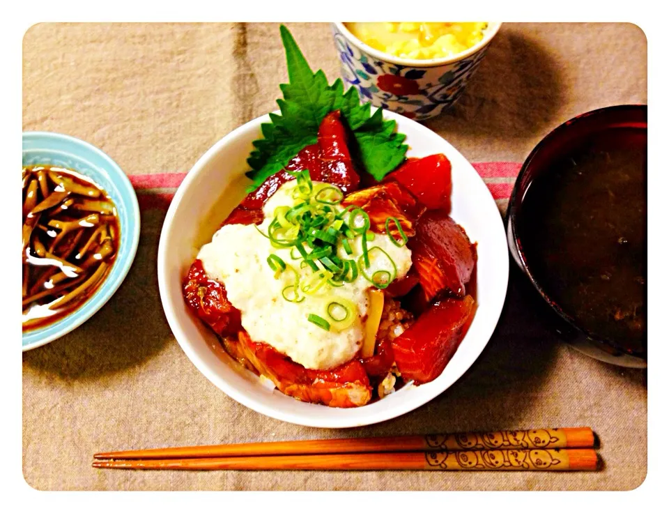 まぐろ、サーモン、イカなどの切り落としミックスの、ずけ丼。じゅんさい、茶碗蒸し、それに、とろろかつお汁。|小川真一さん