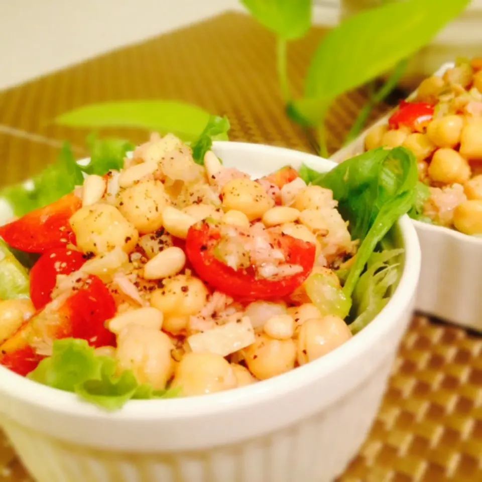 Salad: chickpeas, tuna and grape tomatoes topped with pine nuts and walnut oil.|Kirk Awiamさん