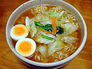 野菜炒めとゆで卵乗せラーメン（出前一丁）|すーさん