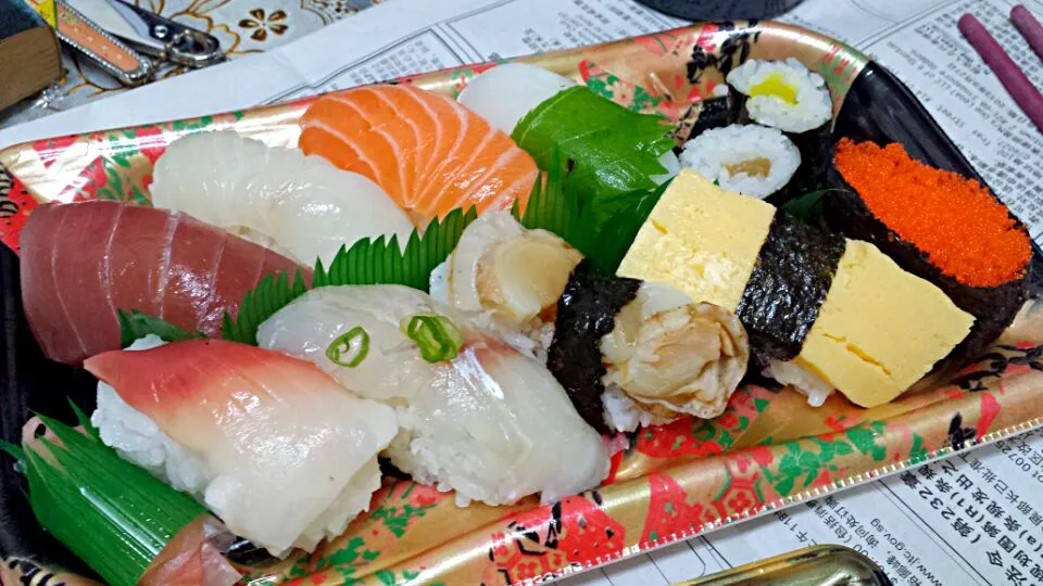 assorted sushi. yummy!|genさん