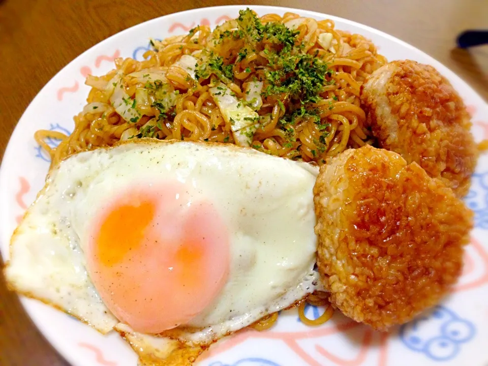 目玉焼き乗せ焼きそば焼きおにぎり添え|まからいとさん