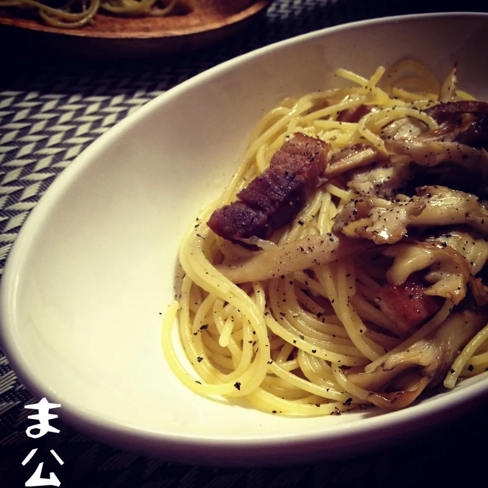 Snapdishの料理写真:蝦夷舞茸とベーコンのアーリオオーリオ
Aglio olio maitake mush-rooms and bacon|まる(丸大豆)さん